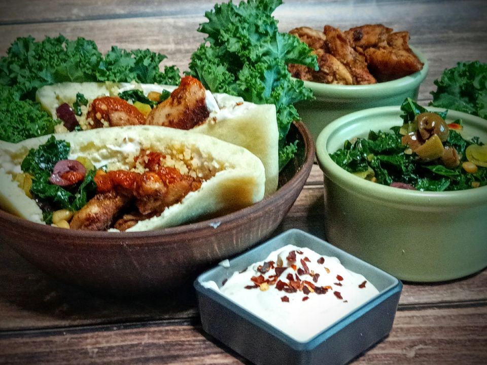 Пита с курицей, капустой кейл и соусом фета-тахина